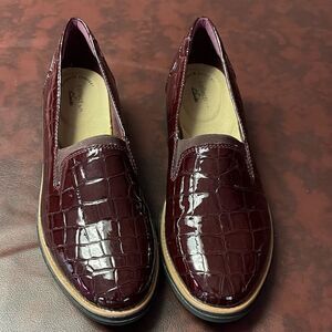 Clarks Women's Patent Leather Croc Embossed  Maroon Loafers. Like New